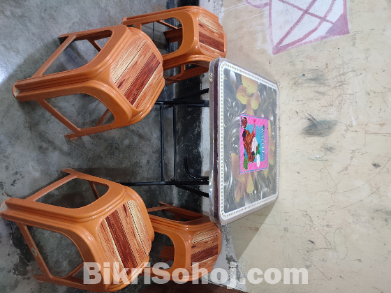 ১টি টেবিল এবং ৪টি টুল বিক্রি হবে